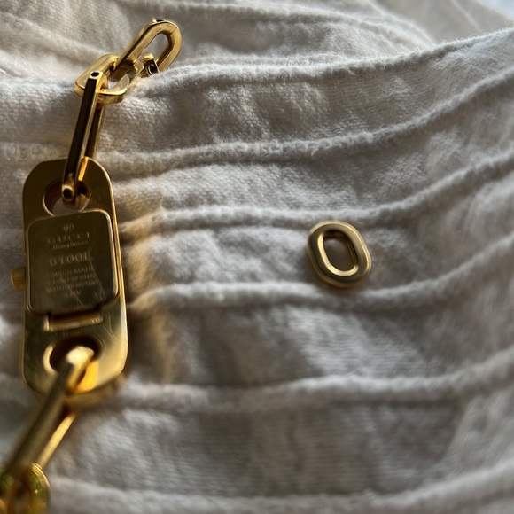 Ladies Gucci 6100L Watch, band is 7 1/2” in length with an extra 1/2” link - Picture 8 of 9